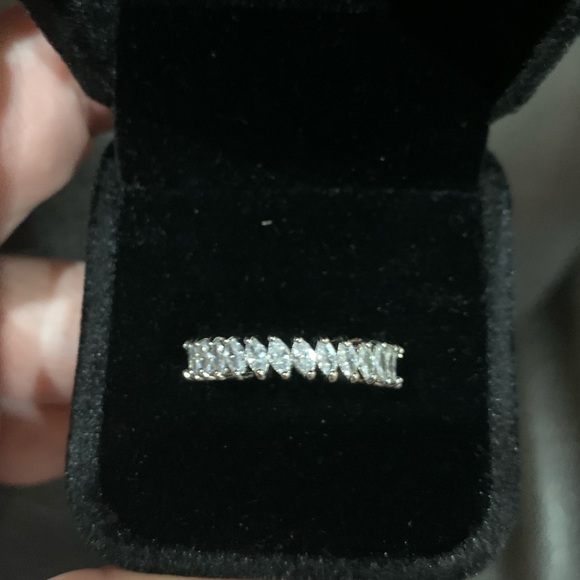 BRAND NEW GENIUNE WHITE SAPPHIRE STERLING SILVER BAND SIZE 8 ONLY - Picture 4 of 7